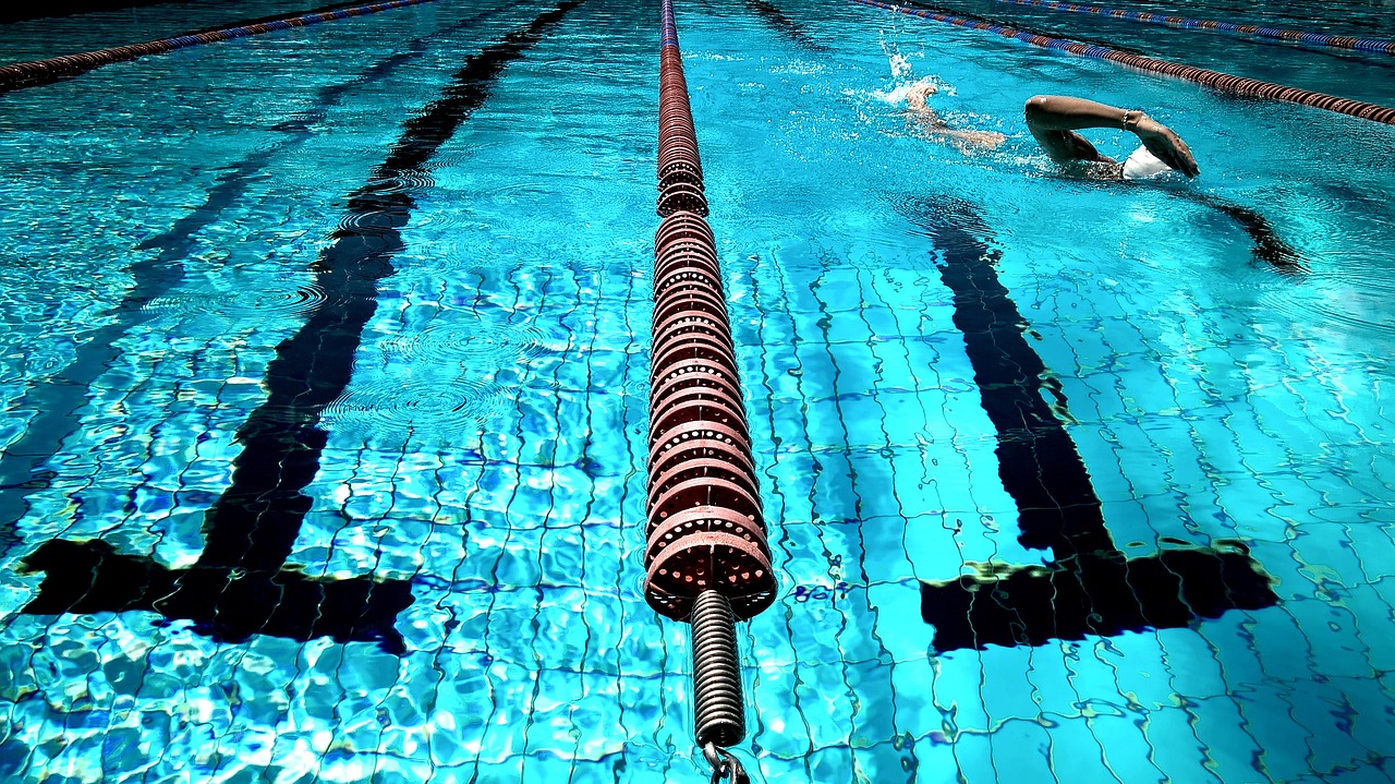 swimming-924895_1280